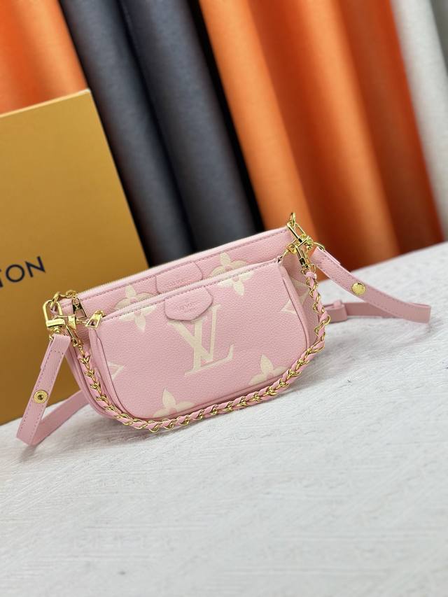 M80447 M45777 三件套麻将包 新式全皮印花 实用性极高明星和潮人们基本人手必备出镜率也是极高不受季节的约束,不管什么季节搭配衣服都十分合适背上三件套