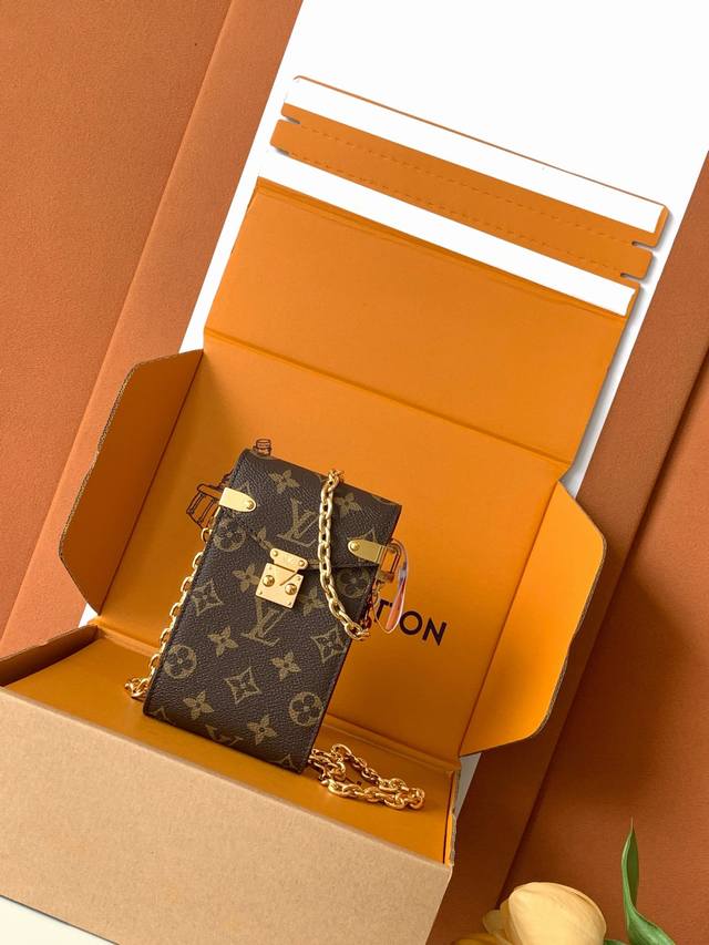 MéTis 手机包 特级全钢 M13572。本款 MéTis 手机包向路易威登经典行李箱采撷灵感，以整片Monogram 帆布裁出工致构型。S-Lock 锁扣和