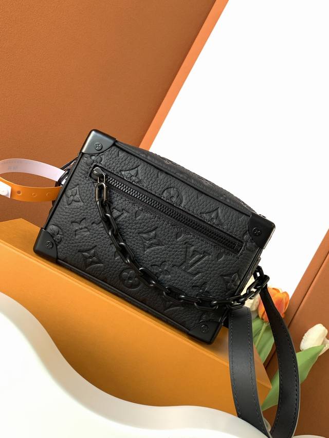 Mini Soft Trunk 链条 特级加强版 型号： M55702 皮料： 是意大利A级皮料 五金： 采用进口A级全钢五金 包装： 全套原厂Mb包装 尺寸：