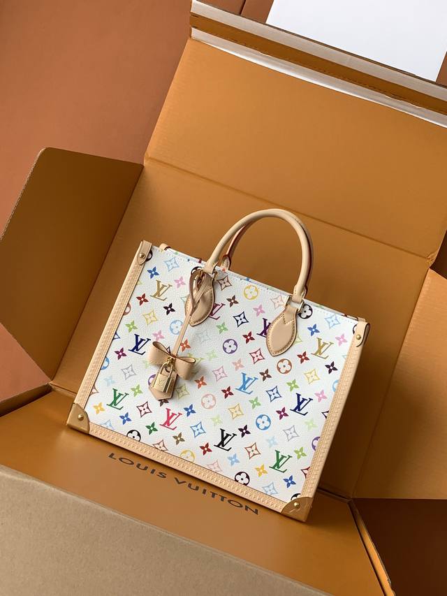 特级全钢 M13079 白彩购物袋 托特包 X 村上隆再版系列以灵动笔触演绎 Onthego 中号手袋。缤纷 Monogram 帆布包身、牛皮革饰边和 L X