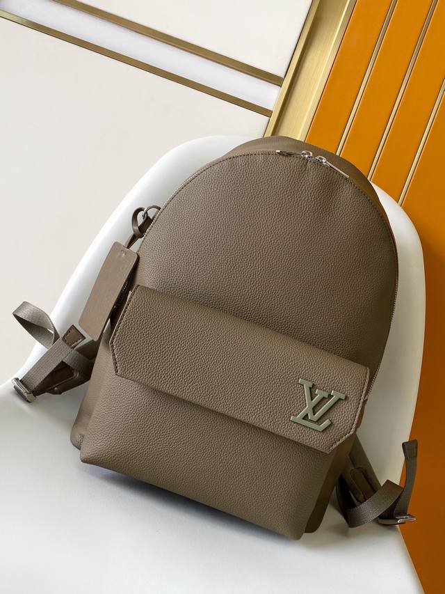 163C01 芯片 M11625 M57079黑 M59325灰 M21362 墨绿全新 Aerogram 双肩包以儒雅气质革新潮流之选。细腻小牛皮宛如旧式航空