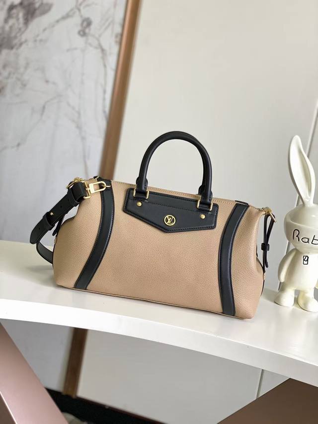 海原外单 独实家拍 半钢163芯片 25557杏色 M14700黑色 M14702灰蓝 本款 Lv Biker 中号手袋瞩目亮相 2025 春夏秀场，以经典机车