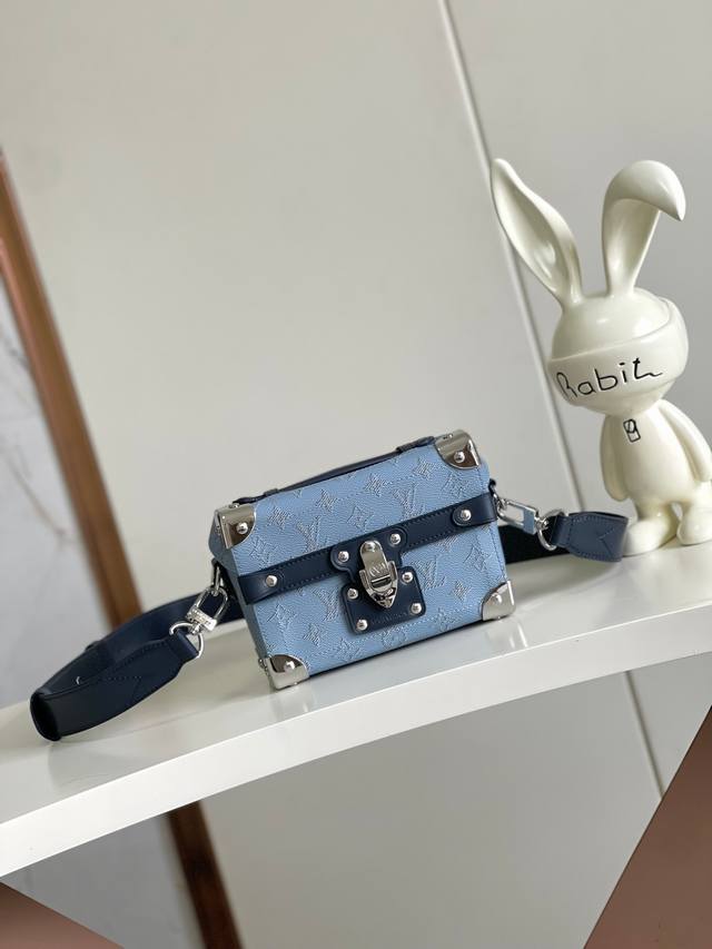 海原外单 独实家拍 半钢163芯片 M15035 本款Soul Trunk 手袋巧妙结合Monogram Heritage帆布、牛皮革饰边和条纹织物内衬，以矩形