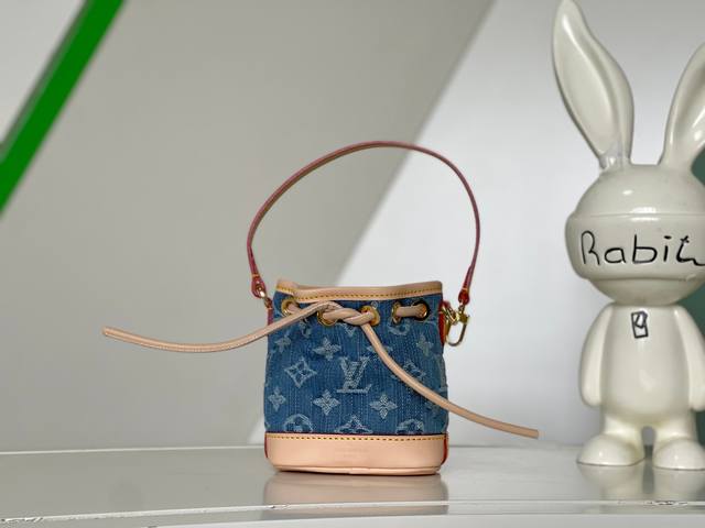 海原外单 独实家拍 Micro Noé 包饰 M01700 蓝色 牛仔挂饰 本款 Micro Noé包饰借Monogram Denim帆布烘托复古气息，再以袖珍