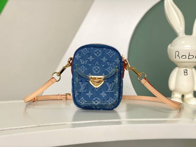 海原外单 独实家拍 M82948 Fairfax Pochette是由石头洗涤的Monogram牛仔布制成的，配有可拆卸的天然皮革肩带。除了主拉链隔层外，正面还