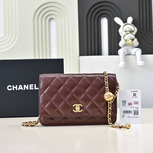 升级版新色金球链条小包 Wallet On Chain肯定也少不了啦 这包型超实用 但它有一个Bug～就是太长了，因为它是按照欧美的身材设计的，对于亚洲人会稍微