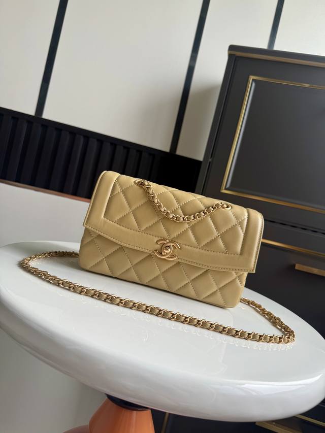 现货～ 25P新宠香奶奶家这只包，背出去被追着问 经典小羊皮口盖包，简约又精 致。无论是黑色包身 搭配都呈现出一种优雅的气质，仿佛带 有沙滩系列的清新感。 款号