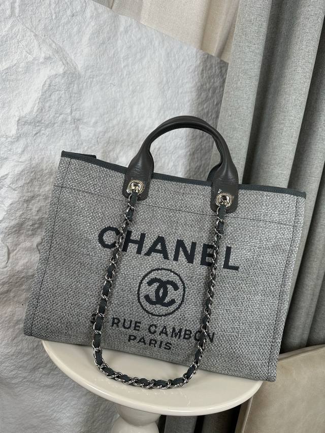 经典沙滩布包新色母子沙滩牛仔帆布包：经典旅游购物袋系列，原版牛皮手柄．妈咪包简易的搭扣设计 ．任何细节对版布料，对版刺绣Logo，品质超赞！超级无敌大容量日常通