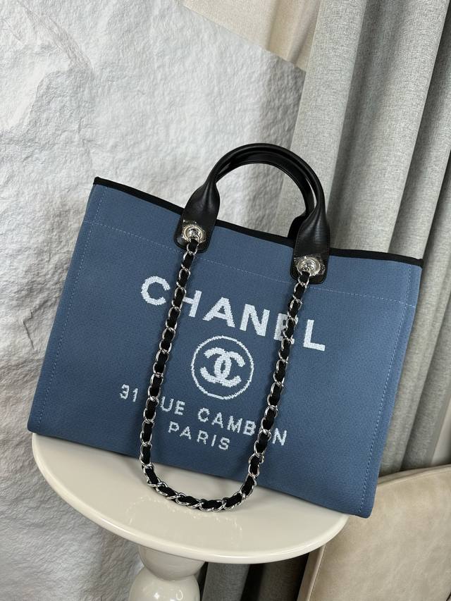 经典沙滩布包新色母子沙滩牛仔帆布包：经典旅游购物袋系列，原版牛皮手柄．妈咪包简易的搭扣设计 ．任何细节对版布料，对版刺绣Logo，品质超赞！超级无敌大容量日常通