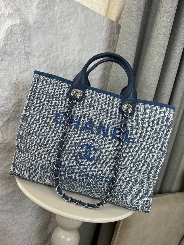 经典沙滩布包新色母子沙滩牛仔帆布包：经典旅游购物袋系列，原版牛皮手柄．妈咪包简易的搭扣设计 ．任何细节对版布料，对版刺绣Logo，品质超赞！超级无敌大容量日常通