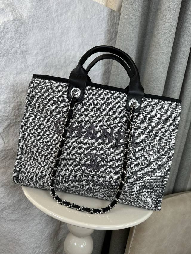 经典沙滩布包新色母子沙滩牛仔帆布包：经典旅游购物袋系列，原版牛皮手柄．妈咪包简易的搭扣设计 ．任何细节对版布料，对版刺绣Logo，品质超赞！超级无敌大容量日常通