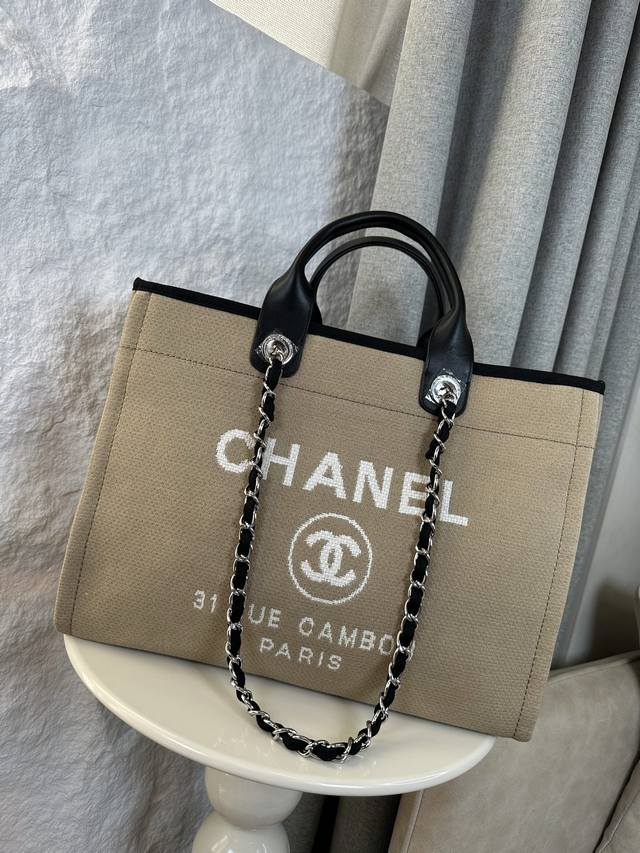 经典沙滩布包新色母子沙滩牛仔帆布包：经典旅游购物袋系列，原版牛皮手柄．妈咪包简易的搭扣设计 ．任何细节对版布料，对版刺绣Logo，品质超赞！超级无敌大容量日常通