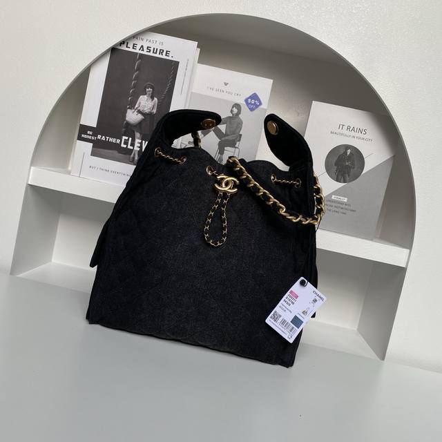 Chane125C 秀款 Hobo Bag 嬉皮包As5311 独特设计风格 牛仔布配金色金属 超绝好搭配 上身感觉比图片好看很多容量很感人 左右两边还有双C