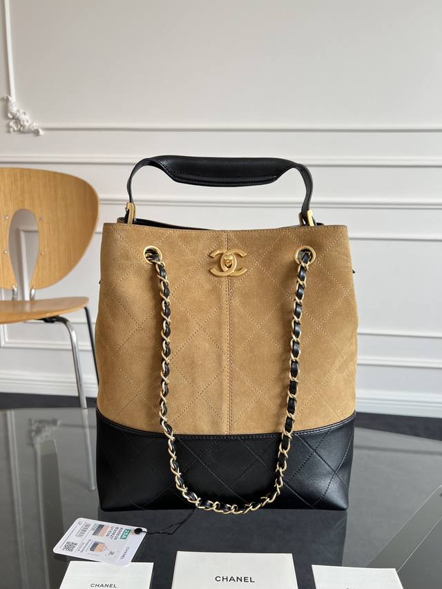 独家品质 高级原厂 现货25A 麂皮包｜ 25A 系列新款来袭，这只麂皮拼皮包简直是神仙设计！高级麂皮与光滑小牛皮碰撞，质感拉满，菱格纹+经典双C Logo低调