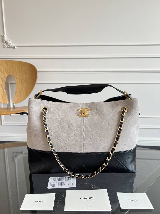 独家品质 高级原厂 现货25A 麂皮包｜ 25A 系列新款来袭，这只麂皮拼皮包简直是神仙设计！高级麂皮与光滑小牛皮碰撞，质感拉满，菱格纹+经典双C Logo低调