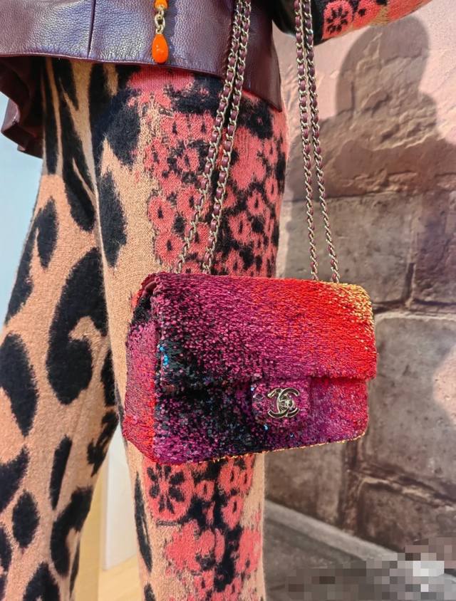 出货啦渐变色 夕阳红色 Ohanel 25P重磅高级手工坊刺绣密性亮片、型状Cf超闪亮片珠片包接预定啦秋冬季滤镜，So Black炸街超酷实物简直美炸了超级少有