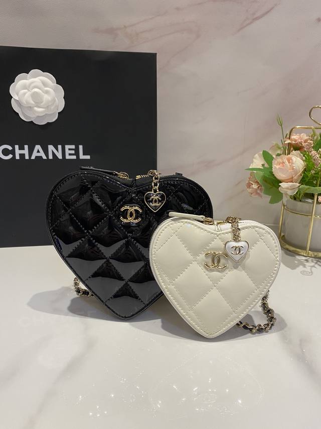 Ohanel 23 爱心漆皮包这只漆皮小可爱绝对是23S中的黑马 白色的爱心小包是挂在链条上的可拆卸下来当零钱包 也可随意搭配其他包包或者裤子腰带另一个可以单独