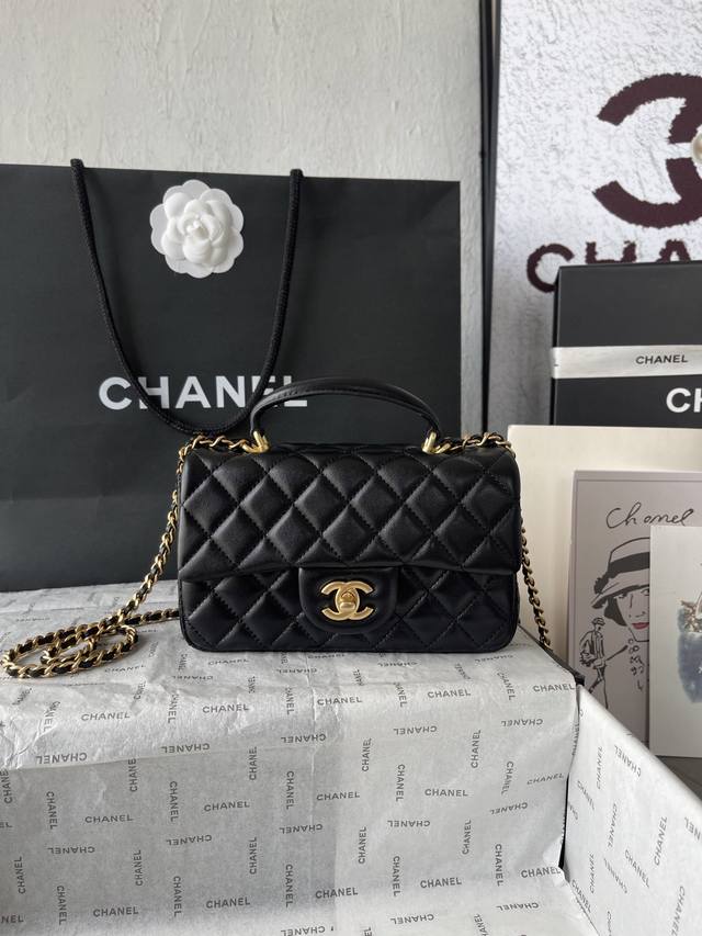 顶级货_ 法国高端定制品 Chane1 As2431羊皮# 年秋冬季最新火爆登场～Cf手提系列。 专柜限量抢购版，一包难求，贵气临人，加上这次的设计延续了Cf的