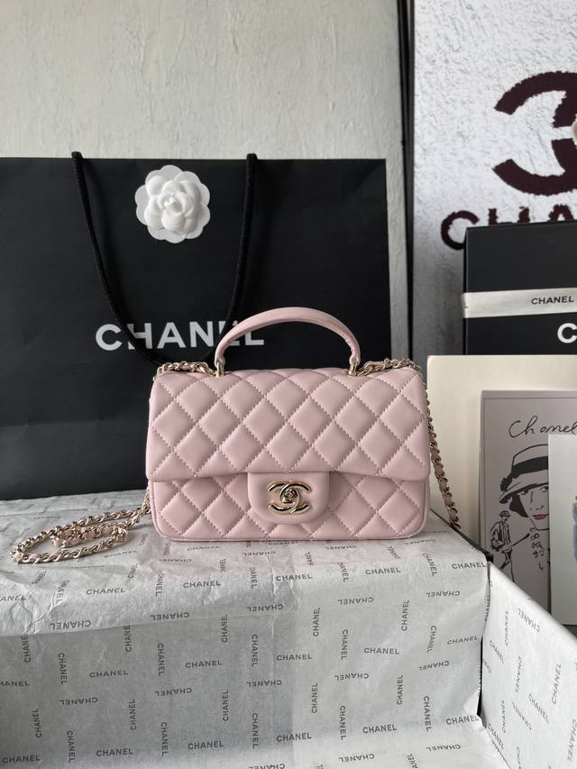 顶级货_ 法国高端定制品 Chane1 As2431羊皮# 年秋冬季最新火爆登场～Cf手提系列。 专柜限量抢购版，一包难求，贵气临人，加上这次的设计延续了Cf的