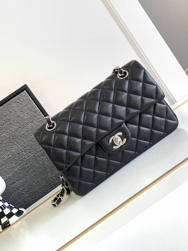 全新至尊版本 Cf小号23Cm棉羊皮银扣 经典款之Classic Flap Bag 皮料：欧洲原厂Gr正品羊皮 五金：意大利进口24K镀厚金钢锁 货源稀少，经常