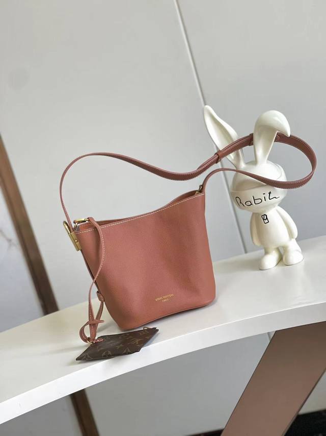 海原外单 独实家拍 半钢163芯片 M25543黑色 M14416棕色 本款 All In Bb 手袋出自Low Key系列，采用粒面牛皮革塑造紧凑水桶包构型，