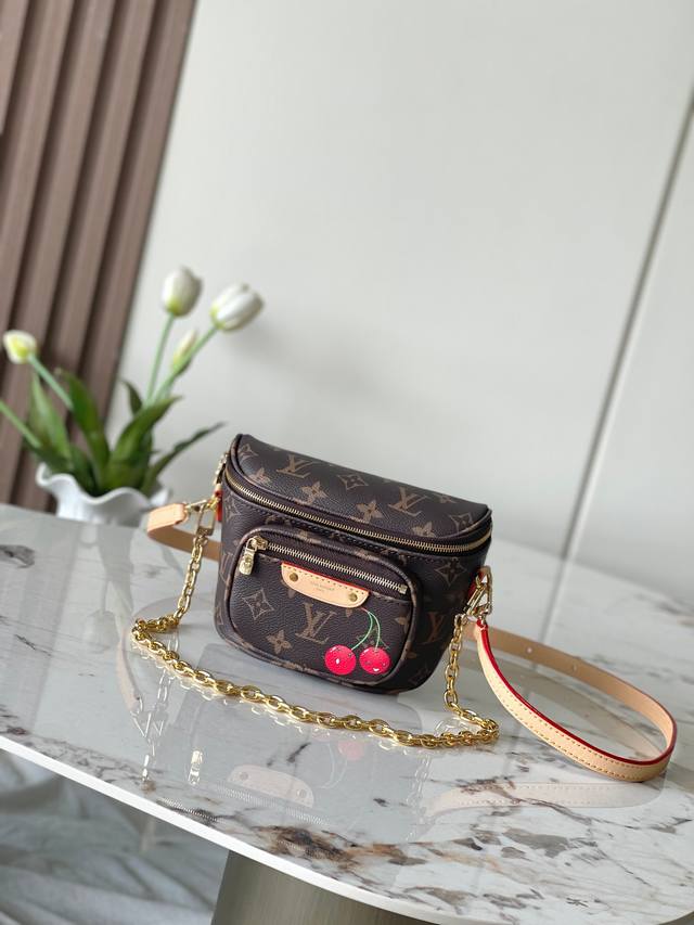 海原外单 独实家拍 M13449老花 樱桃 顶级原单加强版半钢五金163C Mini Bumbag以路易威登 X 村上隆系列独家再版中的欢快樱桃图案为灵感，俏皮