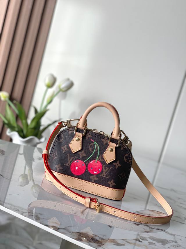 海原外单 独实家拍 M13416老花 樱桃 顶级原单加强版半钢五金163C 本款 Nano Alma 手袋结合 Monogram 涂层帆布与牛皮革饰边，令玲珑廓