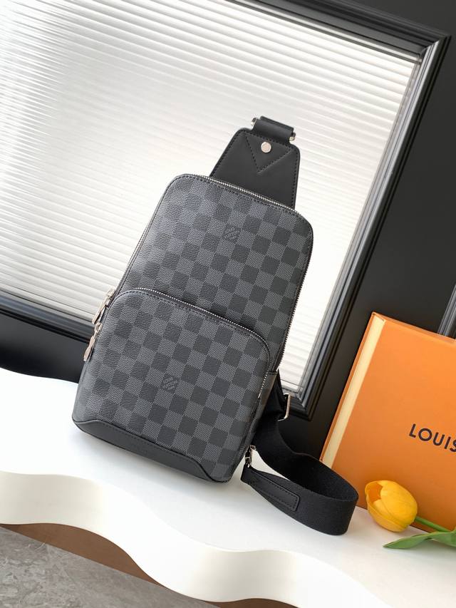 动态163C芯片 顶级原单加强版 N41719黑格 顶级原单 变码芯片 胸包系列 Avenue 单肩包 此款Damier Graphite帆布面料的单肩包是都市