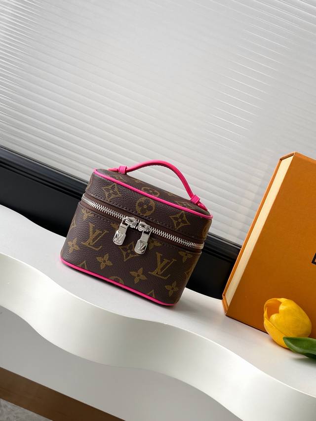 动态163C01芯片 M14832玫红小 顶级原单 独家背景实拍 本款 Nice Nano 化妆包以 Monogram 涂层帆布塑造紧凑构型，可轻松容纳指甲油和