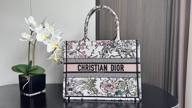 Book Tote 月季花中号36Cm 这款 Book Tote 手袋由 Dior 女装创意总监玛丽亚 嘉茜娅 蔻丽 Maria Grazia Chiuri 设 Book Tote 月季花中号36Cm 这款 Book Tote 手袋由 Dior 女装创意总监玛丽亚 嘉茜娅 蔻丽 Maria Grazia Chiuri 设