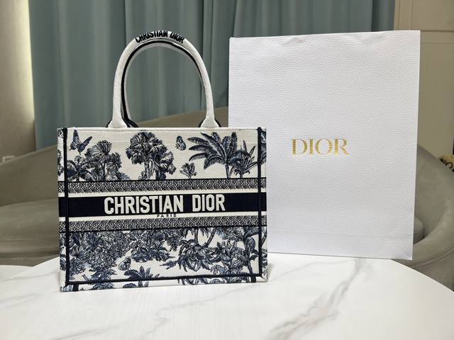 中号 深蓝椰树 这款 Book Tote 手袋来自 Dioriviera 限定系列,由 Dior 女装创意总监玛丽亚 嘉茜娅 蔻丽 Maria Grazia C 中号 深蓝椰树 这款 Book Tote 手袋来自 Dioriviera 限定系列,由 Dior 女装创意总监玛丽亚 嘉茜娅 蔻丽 Maria Grazia C