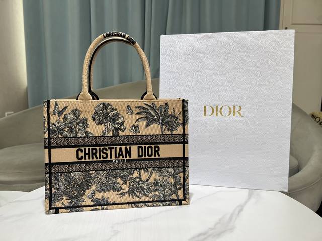 中号 杏椰树 这款 Book Tote 手袋来自 Dioriviera 限定系列,由 Dior 女装创意总监玛丽亚 嘉茜娅 蔻丽 Maria Grazia Ch 中号 杏椰树 这款 Book Tote 手袋来自 Dioriviera 限定系列,由 Dior 女装创意总监玛丽亚 嘉茜娅 蔻丽 Maria Grazia Ch