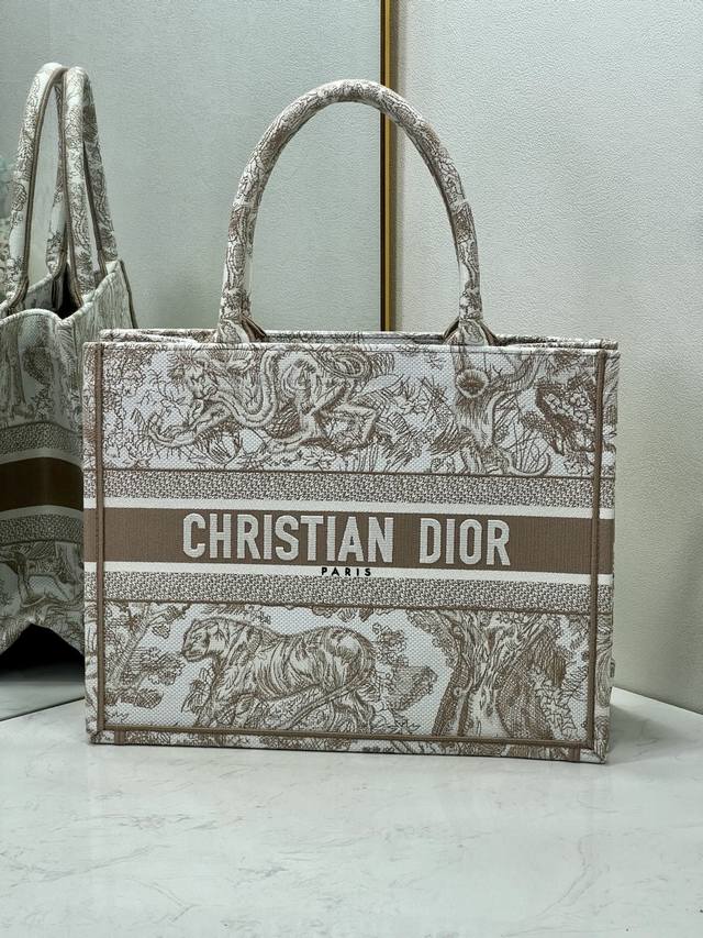 中号 啡虎 这款 Book Tote 手袋来自 Dioriviera 限定系列，由 Dior 女装创意总监玛丽亚 嘉茜娅 蔻丽 Maria Grazia Chi