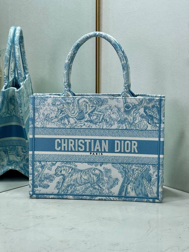 中号 天兰虎 这款 Book Tote 手袋来自 Dioriviera 限定系列,由 Dior 女装创意总监玛丽亚 嘉茜娅 蔻丽 Maria Grazia Ch 中号 天兰虎 这款 Book Tote 手袋来自 Dioriviera 限定系列,由 Dior 女装创意总监玛丽亚 嘉茜娅 蔻丽 Maria Grazia Ch