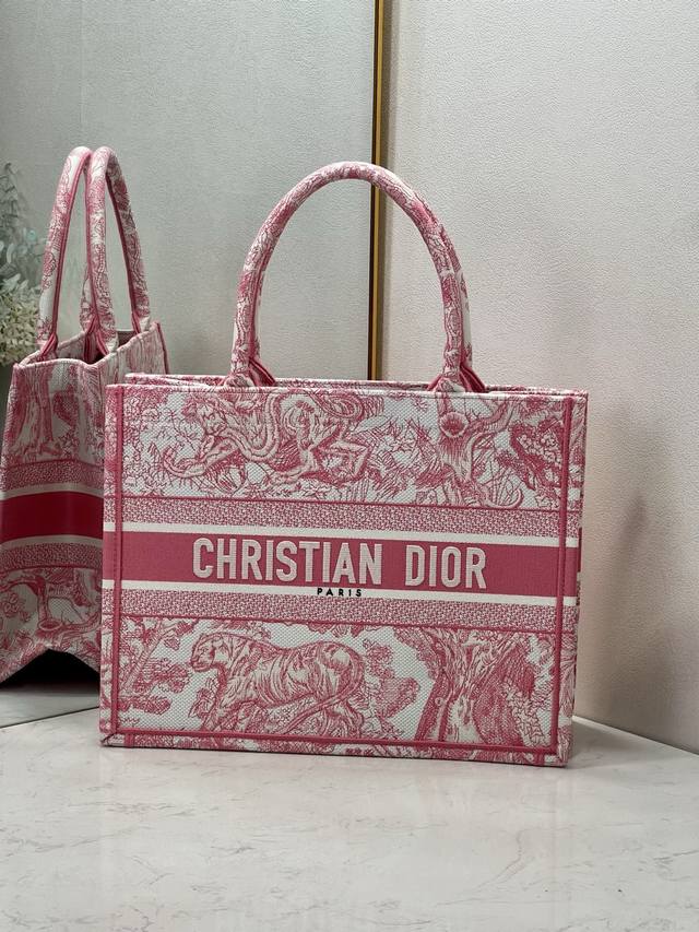 中号 玫红虎 这款 Book Tote 手袋来自 Dioriviera 限定系列,由 Dior 女装创意总监玛丽亚 嘉茜娅 蔻丽 Maria Grazia Ch 中号 玫红虎 这款 Book Tote 手袋来自 Dioriviera 限定系列,由 Dior 女装创意总监玛丽亚 嘉茜娅 蔻丽 Maria Grazia Ch