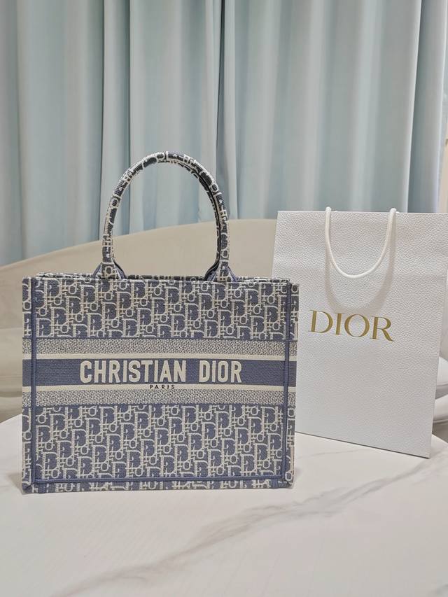 中号 浅兰D 这款 Book Tote 手袋由 Dior 女装创意总监玛丽亚 嘉茜娅 蔻丽 Maria Grazia Chiuri 设计，是体现 Dior 美学