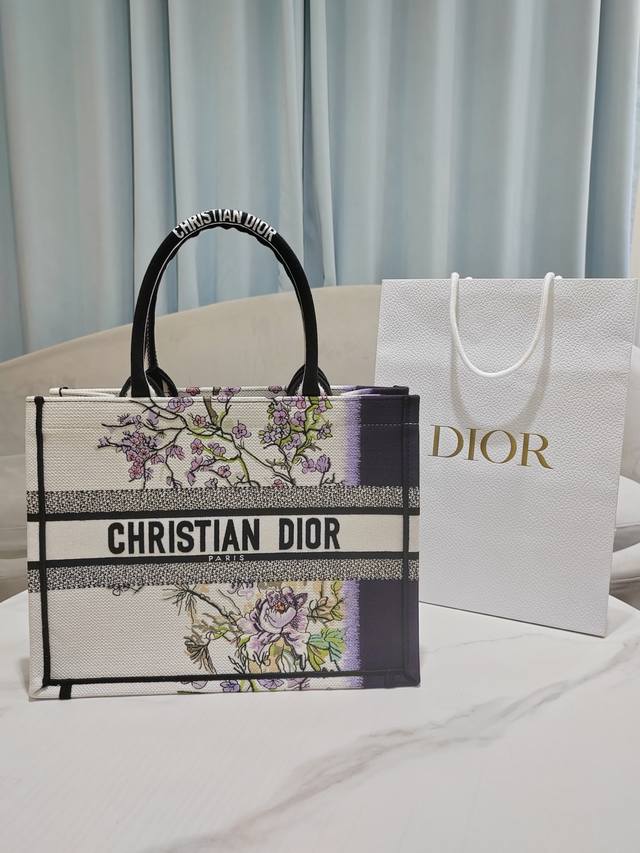中号 梅花 这款 Book Tote 手袋由 Dior 女装创意总监玛丽亚 嘉茜娅 蔻丽 Maria Grazia Chiuri 设计,是体现 Dior 美学的 中号 梅花 这款 Book Tote 手袋由 Dior 女装创意总监玛丽亚 嘉茜娅 蔻丽 Maria Grazia Chiuri 设计,是体现 Dior 美学的