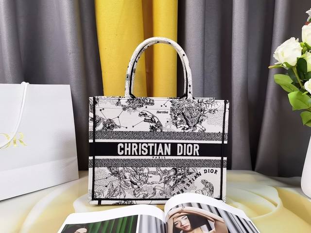 新花纹星座奶白色+黑色刺绣。中号尺寸36.5X28X17.5厘米。这款 Book Tote 手袋灵感来自女装创意总监玛丽亚 嘉茜娅 蔻丽 Maria Grazi 新花纹星座奶白色+黑色刺绣。中号尺寸36.5X28X17.5厘米。这款 Book Tote 手袋灵感来自女装创意总监玛丽亚 嘉茜娅 蔻丽 Maria Grazi