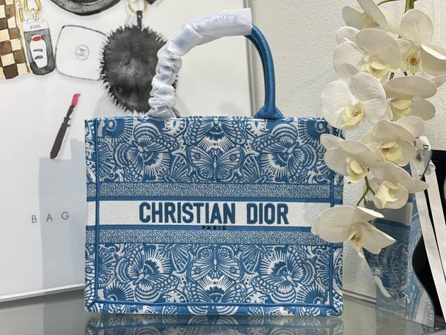 中号 Book Tote 多数人消费奢侈品牌首先想到的是买实用型的经典款 但其实像Dio R这种合作艺术Tote应该作为重点收藏复古风满满背上它你就是时髦精本精