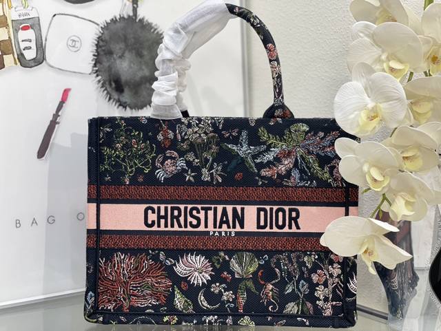 中号 Book Tote 多数人消费奢侈品牌首先想到的是买实用型的经典款 但其实像Dio R这种合作艺术Tote应该作为重点收藏复古风满满背上它你就是时髦精本精 中号 Book Tote 多数人消费奢侈品牌首先想到的是买实用型的经典款 但其实像Dio R这种合作艺术Tote应该作为重点收藏复古风满满背上它你就是时髦精本精