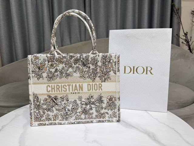 中号 金独角兽 这款 Book Tote 手袋由 Dior 女装创意总监玛丽亚 嘉茜娅 蔻丽 Maria Grazia Chiuri 设计,是体现 Dior 美 中号 金独角兽 这款 Book Tote 手袋由 Dior 女装创意总监玛丽亚 嘉茜娅 蔻丽 Maria Grazia Chiuri 设计,是体现 Dior 美