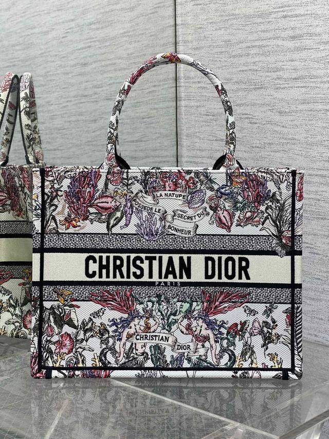 现货 Tote最新秋冬系列，Around The World的图案，星星饰以花朵，向该系列的苏格兰承传特色主题致敬，同时传递一种诗意的浪漫，花朵的刺绣图案，绝美