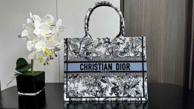 Book Tote 蓝莲花中号36Cm 这款 Book Tote 手袋由 Dior 女装创意总监玛丽亚 嘉茜娅 蔻丽 Maria Grazia Chiuri 设 Book Tote 蓝莲花中号36Cm 这款 Book Tote 手袋由 Dior 女装创意总监玛丽亚 嘉茜娅 蔻丽 Maria Grazia Chiuri 设