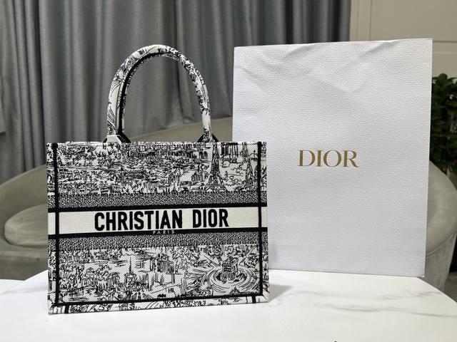 中号 街景 这款 Book Tote 手袋于二零二四春夏成衣系列发布秀精彩亮相，由 Dior 女装创意总监玛丽亚 嘉茜娅 蔻丽 Maria Grazia Chi
