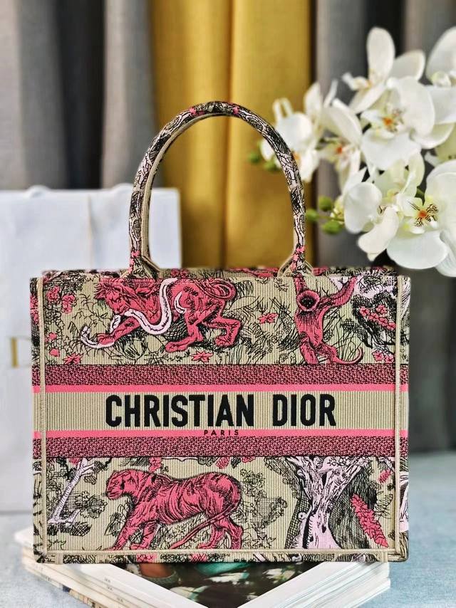新颜色 这款 Book Tote 手袋由 Dior 女装创意总监玛丽亚 嘉茜娅 蔻丽 Maria Grazia Chiuri 设计,是体现 Dior 美学的主打 新颜色 这款 Book Tote 手袋由 Dior 女装创意总监玛丽亚 嘉茜娅 蔻丽 Maria Grazia Chiuri 设计,是体现 Dior 美学的主打