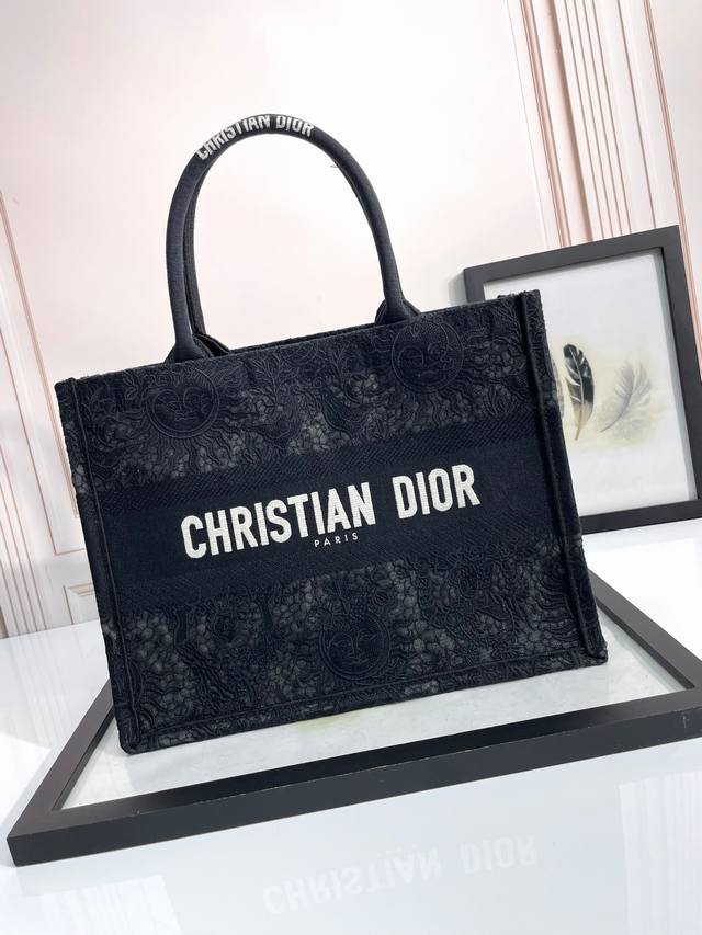 中号 黑太阳神蕾丝 这款 Book Tote 手袋由 Dior 女装创意总监玛丽亚 嘉茜娅 蔻丽 Maria Grazia Chiuri 设计,是体现 Dior 中号 黑太阳神蕾丝 这款 Book Tote 手袋由 Dior 女装创意总监玛丽亚 嘉茜娅 蔻丽 Maria Grazia Chiuri 设计,是体现 Dior
