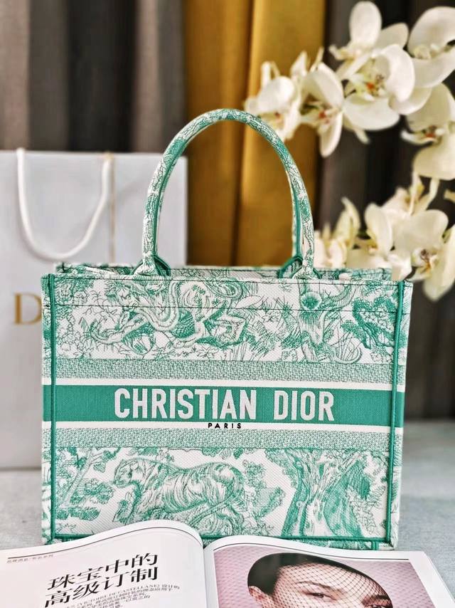 新颜色 这款 Book Tote 手袋由 Dior 女装创意总监玛丽亚 嘉茜娅 蔻丽 Maria Grazia Chiuri 设计，是体现 Dior 美学的主打
