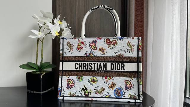 中号 彩色动物 这款 Book Tote 手袋由 Dior 女装创意总监玛丽亚 嘉茜娅 蔻丽 Maria Grazia Chiuri 设计，是体现 Dior 美