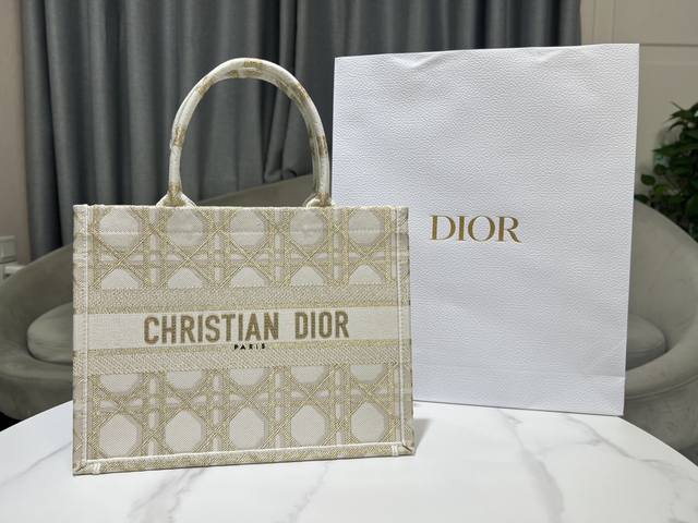 中号 金丝格子 这款 Book Tote 手袋由 Dior 女装创意总监玛丽亚 嘉茜娅 蔻丽 Maria Grazia Chiuri 设计,是体现 Dior 美 中号 金丝格子 这款 Book Tote 手袋由 Dior 女装创意总监玛丽亚 嘉茜娅 蔻丽 Maria Grazia Chiuri 设计,是体现 Dior 美