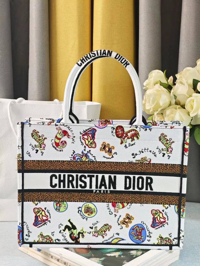 新款龙生肖这款 Book Tote 手袋由 Dior 女装创意总监玛丽亚 嘉茜娅 蔻丽 Maria Grazia Chiuri 设计,是体现 Dior 美学的主 新款龙生肖这款 Book Tote 手袋由 Dior 女装创意总监玛丽亚 嘉茜娅 蔻丽 Maria Grazia Chiuri 设计,是体现 Dior 美学的主